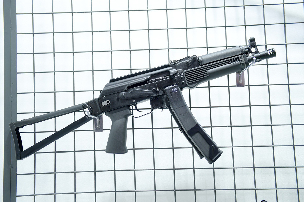 Súng sử dụng hộp tiếp đạn dạng thanh có sức chứa 30 viên, nhà sản xuất cung cấp các đai giúp gắn 2 hộp tiếp đạn lại với nhau. Vũ khí này được đánh giá rất phù hợp với một quân đội quen dùng súng AK như Việt Nam.