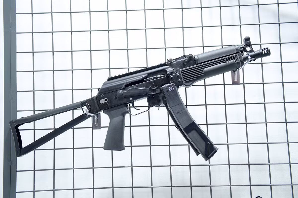 Súng sử dụng hộp tiếp đạn dạng thanh có sức chứa 30 viên, nhà sản xuất cung cấp các đai giúp gắn 2 hộp tiếp đạn lại với nhau. Vũ khí này được đánh giá rất phù hợp với một quân đội quen dùng súng AK như Việt Nam.