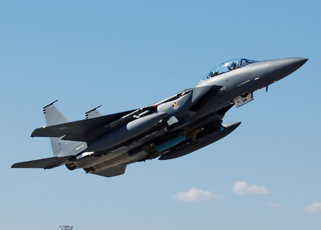 F-15K tự hào được trang bị hệ thống tác chiến điện tử mạnh mẽ cho phép gây nhiễu hệ thống phòng không đối phương, giúp tác chiến an toàn hơn.