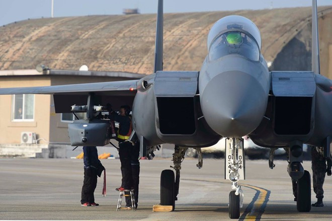 Seoul cáo buộc Tokyo đang tận dụng lợi thế thương mại để trả đũa phán quyết năm ngoái của tòa án Hàn Quốc, yêu cầu các công ty Nhật Bản từng sử dụng lao động cưỡng bức trong giai đoạn 1910 - 1945 phải bồi thường cho nạn nhân. Hàn Quốc hôm 22/8 cũng tuyên bố chấm dứt hiệp định chia sẻ thông tin tình báo quân sự với Nhật Bản.