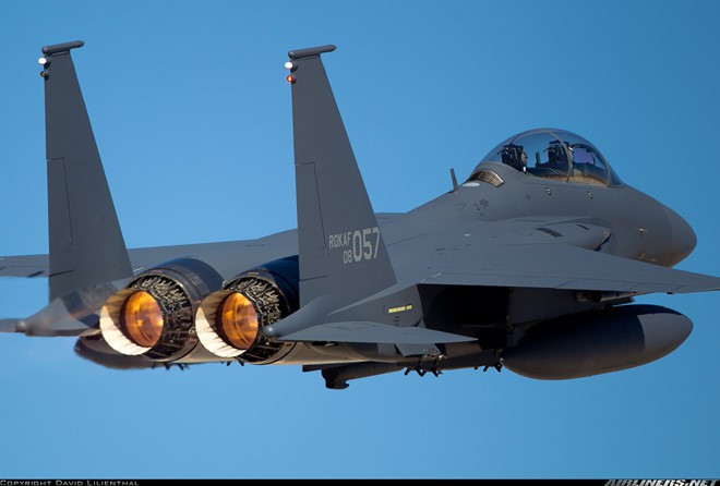 Hôm 27/9, các quan chức Hàn Quốc đã phản đối đánh giá quốc phòng hàng năm của Nhật Bản đề cập đến việc sở hữu Dokdo/Takeshima. Bộ Ngoại giao Hàn Quốc đã triệu tập tùy viên quân sự tại Đại sứ quán Nhật Bản ở Seoul để bày tỏ sự phản đối và yêu cầu Tokyo rút lại bản báo cáo.