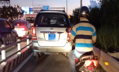 Xe bien xanh “chay lao” tren cao toc TP HCM - Long Thanh - Dau Giay