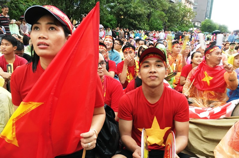 Tất cả đang mong chờ chiến thắng của những người con ưu tú bóng đá Việt Nam.