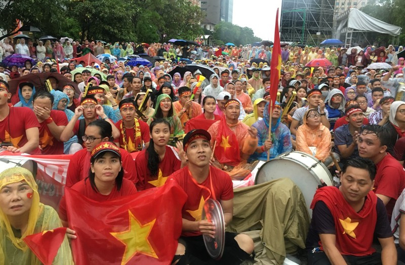 Không khí như ngày hội tưg bừng trên đường Nguyễn Huệ chiều 1/9. 