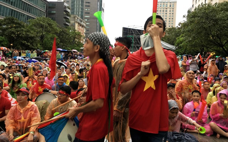 Niềm vui vỡ òa khi đội tuyển ghi bàn gỡ hòa 1 -1 của cầu thủ Văn Quyết.