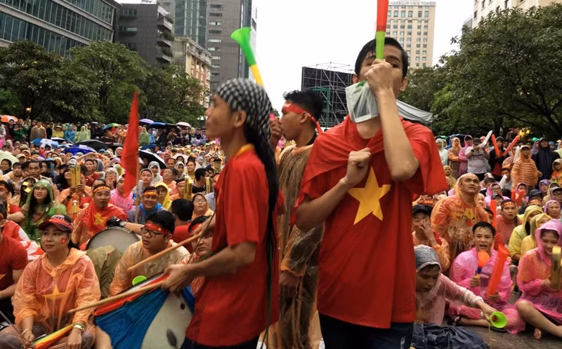 Niềm vui vỡ òa khi đội tuyển ghi bàn gỡ hòa 1 -1 của cầu thủ Văn Quyết.