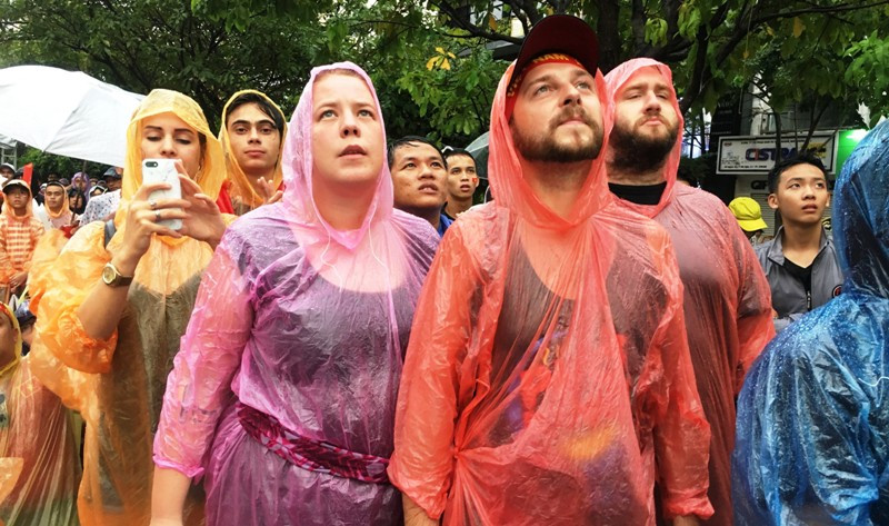 Không chỉ người dân Việt Nam, nhiều du khách nước ngoài đến TP HCM du lịch cũng hòa chung niềm vui với mọi người. Các vị khách quốc tế dầm dưới mưa để theo dõi bóng đá Việt Nam trên đấu trường Châu lục qua màn hình trên phố Nguyễn Huệ.