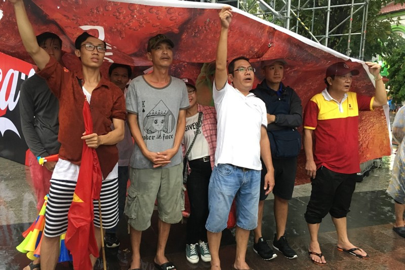 Người hâm mộ TP HCM vẫn cổ vũ đội tuyển Việt Nam trên phố đi bộ Nguyễn Huệ...