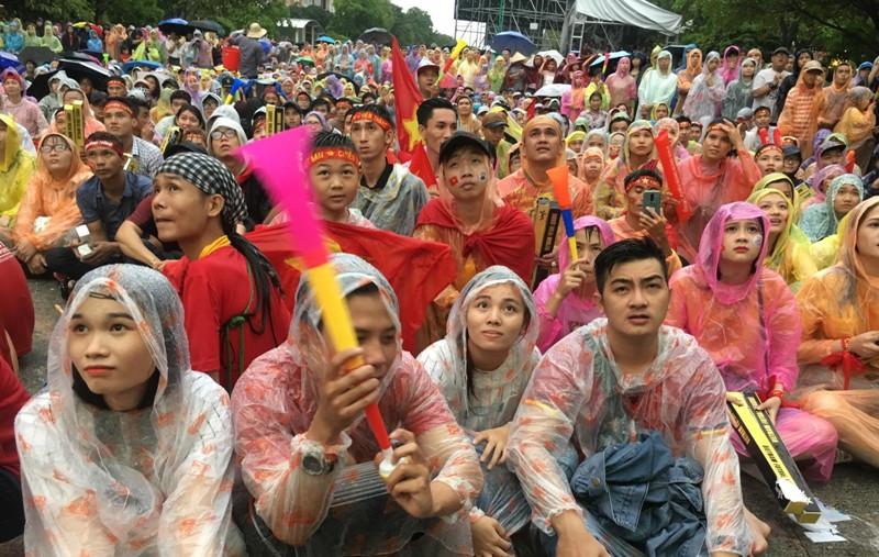 Cả khu vực chìm trong mưa gió lớn nhưng không thể làm "lay chuyển" trái tim yêu đội tuyển của người dân TP HCM...