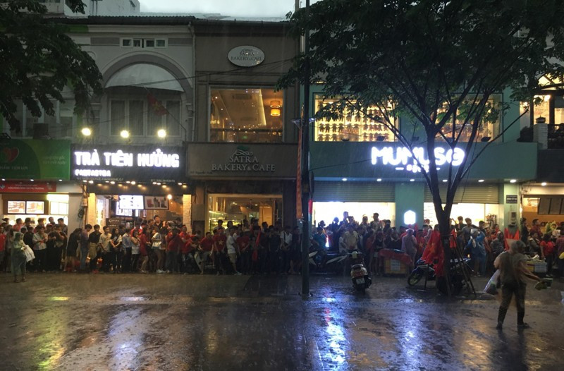 Ngay sau đó cơn mưa như trút nước đổ xuống...