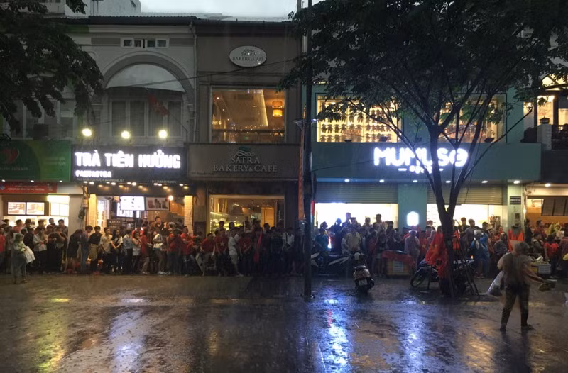 Ngay sau đó cơn mưa như trút nước đổ xuống...