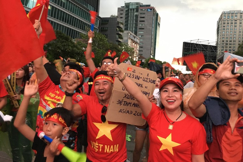 "Chưa bao giờ tôi thấy TP vui nhộn, rọn rã như ngày hôm nay. Càng ý nghĩa hơn, tự hào hơn khi TP HCM nói riêng, cả nước nói chung đang sống trong không khí tưng bừng của ngày Tết độc lập, Quốc khánh 2/9", chị Triều Thanh, một người dân ngụ quận 1, phấn khích chia sẻ.