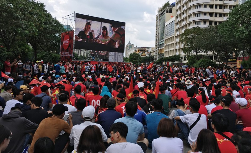 Khi trận đấu gần cuối hiệp 1 đang diễn ra thì bầu trời ở khu vực TP HCM trở nên âm u, mây đen giằng dũ...