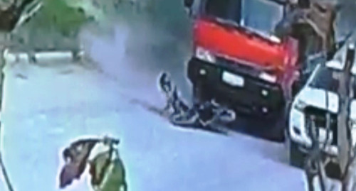 Camera ghi lai canh nguoi dan ong truot vet cat bi xe tai can chet