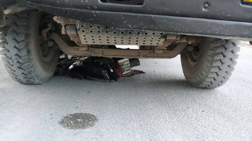 Camera ghi lai canh nguoi dan ong truot vet cat bi xe tai can chet-Hinh-3