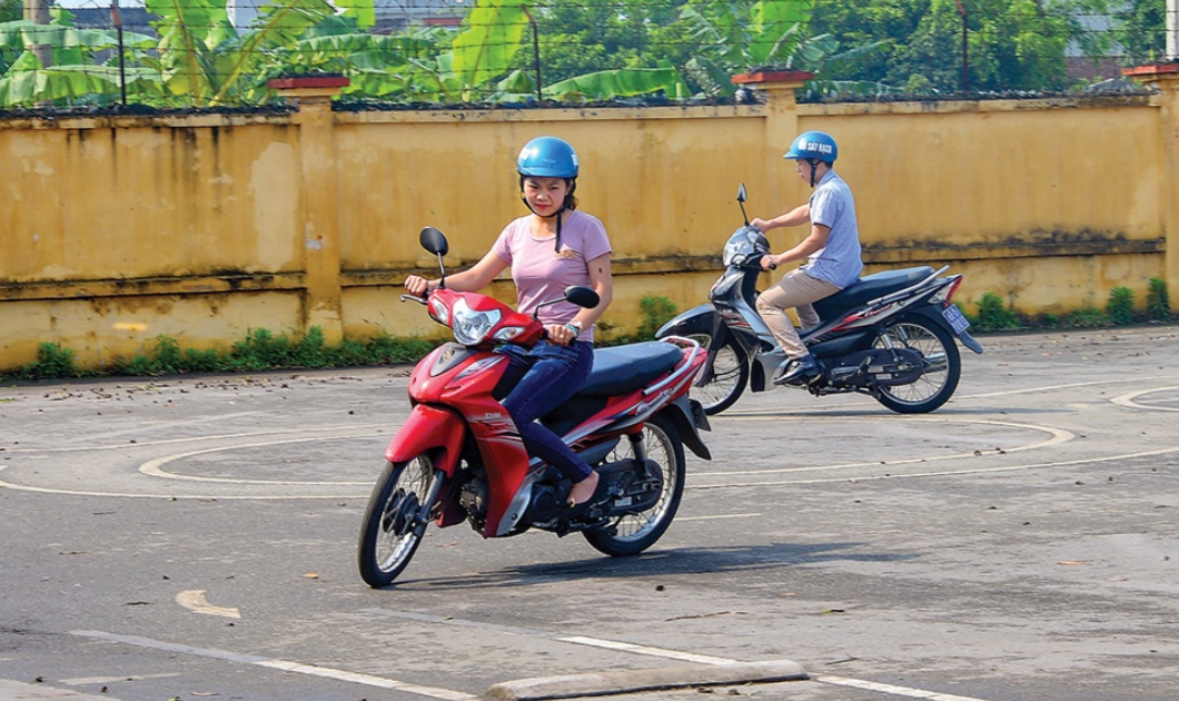 Có GPLX ô tô được miễn sát hạch lý thuyết xe máy Co GPLX o to duoc mien sat hach ly thuyet xe may