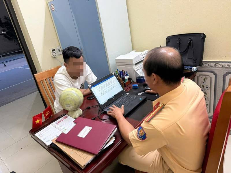 Đã tìm được người giao cho con gái 6 tuổi điều khiển ô tô Da tim duoc nguoi giao cho con gai 6 tuoi dieu khien o to