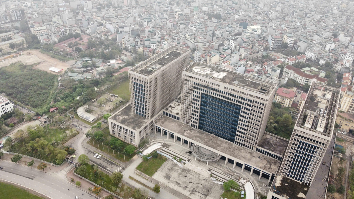 Tại đây, Phó Thủ tướng Chính phủ, Bộ trưởng Bộ Ngoại giao Bùi Thanh Sơn yêu cầu Ban Quản lý dự án phối hợp với các đơn vị liên quan khẩn trương xây dựng Báo cáo toàn diện, đầy đủ cho các cơ quan chức năng về dự án; xây dựng kế hoạch tổng thể với các phương án, lộ trình cụ thể để giải quyết dứt điểm khó khăn, vướng mắc của dự án. "Thành lập ngay Ban Chỉ đạo của Bộ để chỉ đạo, đôn đốc xử lý vấn đề này", ông nói.