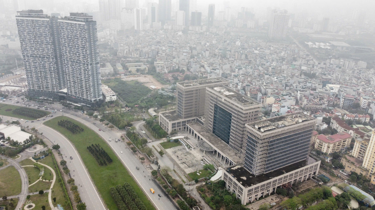 Tuy nhiên, ngay trong giai đoạn 1 triển khai xây dựng trụ sở, Ban quản lý dự án - Bộ Ngoại giao đã phê duyệt dự toán các gói thầu với tổng giá trị lên tới 5.952,7 tỷ đồng, vượt xa tổng mức đầu tư được duyệt. Điều này dẫn đến tổng giá trị ký kết các hợp đồng thi công giai đoạn 1 lên tới 4.688,9 tỷ đồng, vượt tổng mức đầu tư 666,2 tỷ đồng.