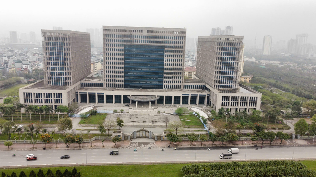 Đây là dự án thuộc nhóm A, công trình cấp đặc biệt. Công trình chính có quy mô 14 tầng nổi, cao 78,9m và 1 tầng hầm. Diện tích xây dựng 16.282m2, tổng diện tích sàn 126.282m2 (không kể diện tích ngoài trời như khu vực để xe, thảm cỏ, khu thể thao giải trí và đường giao thông nội bộ). Dự án có sân đỗ trực thăng.