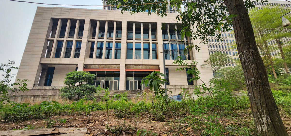 Theo ghi nhận, các hạng mục phía sau của dự án trụ sở Bộ Ngoại giao đang rơi vào tình trạng xuống cấp, hoen ố và bẩn thỉu.