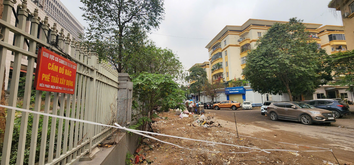 Mặc dù công trình đã gắn biển cấm đổ rác và có người chốt trực bảo vệ, nhưng việc gây ô nhiễm xung quanh dự án vẫn diễn ra thường ngày.