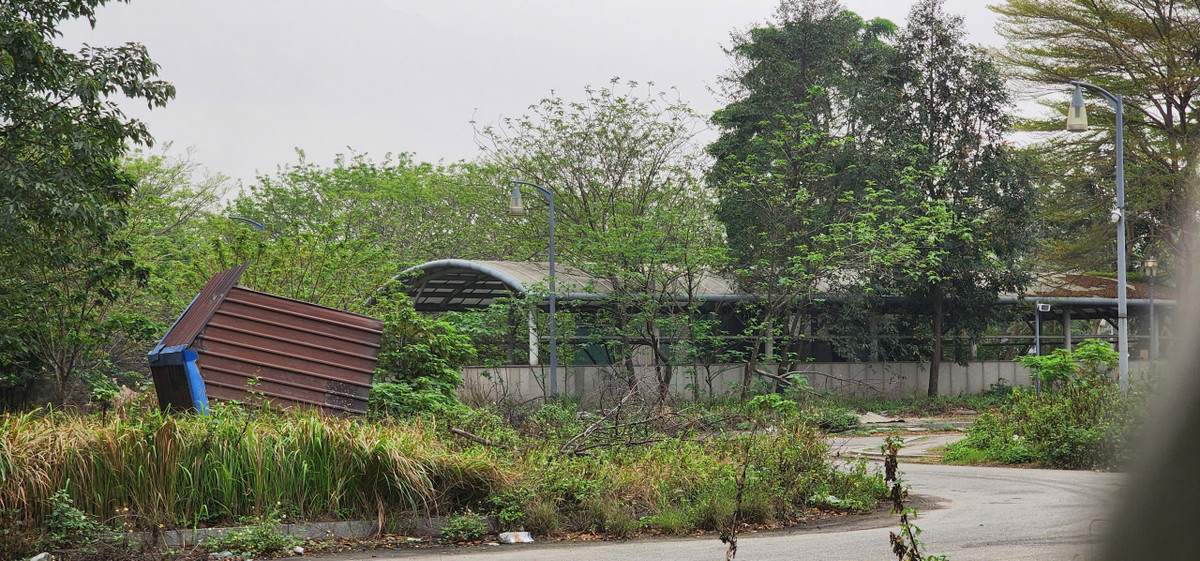 Lối vào tầng hầm gửi xe bị bỏ hoang.