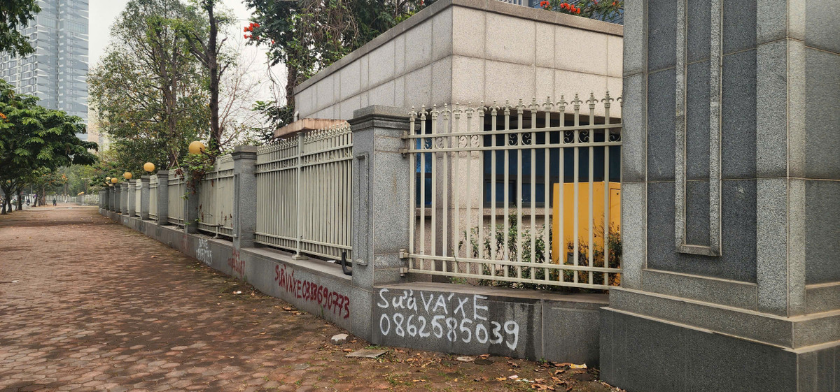 Tường rào trụ sở bị sơn, vẽ bậy gây mất mỹ quan.
