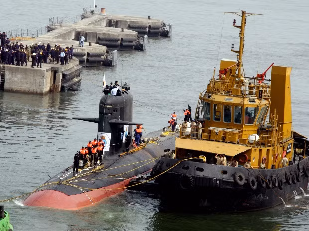 Loại tàu ngầm tấn công này có độ giãn nước tối đa khi nổi chỉ 1600 tấn, khi lặn tối đa 1775 tấn. Tàu có chiều dài 67,5 mét, lườn rộng tối đa 6,2 mét và có chiều cao 12,3 mét. Khi nổi, tàu có độ mớm nước 5,8 mét. Nguồn ảnh: Logr.