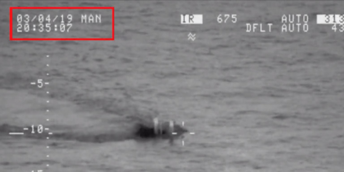 Theo đoạn video được phía Pakistan công bố, Hải quân nước này đã "tóm sống" hình ảnh các kính tiềm vọng của tàu ngầm Ấn Độ vào lúc 20:35 ngày 4/3 theo giờ địa phương. Sau khi bị phát hiện, tàu ngầm của Ấn Độ buộc phải quay đầu rút lui ngay lập tức. Nguồn ảnh: BI.