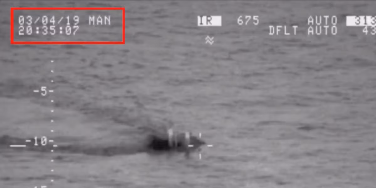 Theo đoạn video được phía Pakistan công bố, Hải quân nước này đã "tóm sống" hình ảnh các kính tiềm vọng của tàu ngầm Ấn Độ vào lúc 20:35 ngày 4/3 theo giờ địa phương. Sau khi bị phát hiện, tàu ngầm của Ấn Độ buộc phải quay đầu rút lui ngay lập tức. Nguồn ảnh: BI.