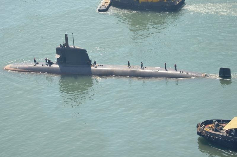 Tàu ngầm lớp Kalvari được trang bị bốn động cơ diesel loại 12V 396 SE84 kèm theo đó là hệ thống 360 pin năng lượng. Khi nổi, Kalvari có tốc độ tối đa 11 hải lý giờ (20 km/h) và khi lặn nó có tốc độ tối đa 20 hải lý giờ (37 km/h). Nguồn ảnh: Xinhua.