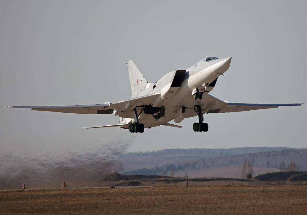 Trong quá khứ, máy bay ném bom chiến lược Tu-22M3 đã từng được Nga điều tới Crimea vào năm 2015 để tham gia tập trận. Cuộc tập trận này diễn ra đúng một năm sau ngày Crimea sáp nhập vào Nga và có sự tham gia của 15.000 binh sĩ cùng một lượng lớn xe tăng, thiết giáp. Nguồn ảnh: Aviation.