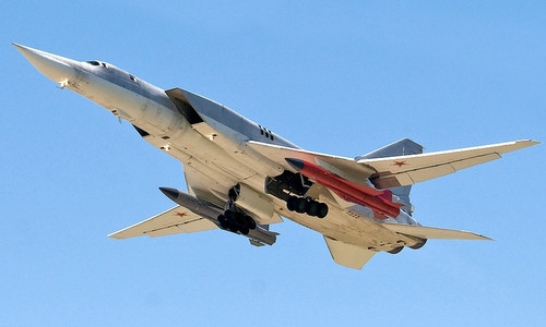 Tu-22M3 hay còn được NATO gọi với tên mã Backfire là dòng máy bay tấn công biển, siêu thanh, cánh cụp cánh xoè tầm xa được phát triển từ thời Liên Xô. Tổng cộng có khoảng 497 chiếc từng được chế tạo và hiện nay Không quân Nga còn sử dụng 100 chiếc. Nguồn ảnh: Forces.