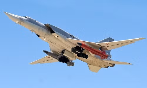Tu-22M3 hay còn được NATO gọi với tên mã Backfire là dòng máy bay tấn công biển, siêu thanh, cánh cụp cánh xoè tầm xa được phát triển từ thời Liên Xô. Tổng cộng có khoảng 497 chiếc từng được chế tạo và hiện nay Không quân Nga còn sử dụng 100 chiếc. Nguồn ảnh: Forces.