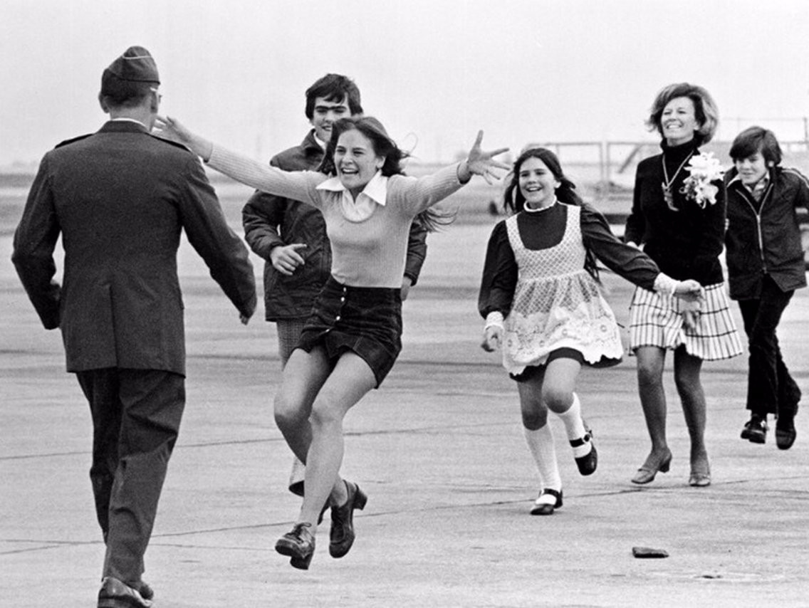 Phi công Mỹ được trả tự do sau năm 1973 được trở về nhà. Người Mỹ ngồi tù lâu nhất trong thời gian này thực tế lại mà một biệt kích chứ không phải phi công Mỹ. Viên biệt kích này đã bị bắt ở miền Nam Việt Nam và bị áp giải dọc đường Trường Sơn ra Bắc từ năm 1965.