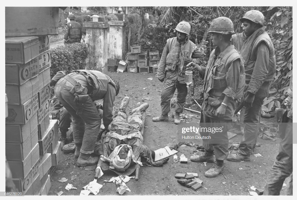 Thương binh Mỹ chờ được tải thương trong trận chiến ở Huế năm 1968.