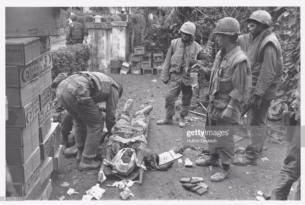 Thương binh Mỹ chờ được tải thương trong trận chiến ở Huế năm 1968.