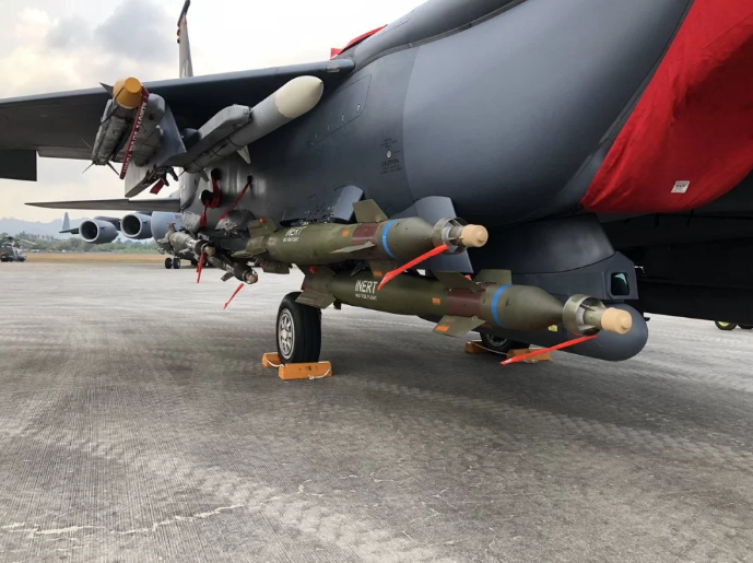 Tại triển lãm LIMA 2019, quân đội Mỹ cũng mang tới một loạt các loại máy bay quân sự cực khủng, trong đó nổi bật nhất là những chiếc tiêm kích hạng nặng F-15 với đầy đủ trang bị vũ khí. Nguồn ảnh: QQ.