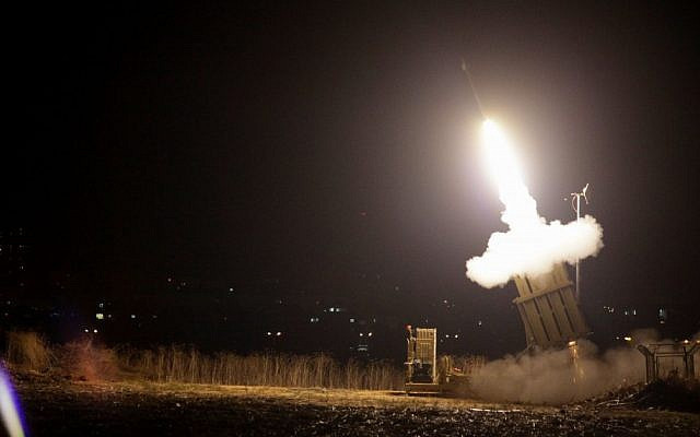 Các thông tin ban đầu cho thấy hệ thống Iron Dome được cho là hoạt động kém hiệu quả, hai quả rocket của phía Hamas vẫn rơi xuống đất Israel nhưng may mắn là rơi vào khu vực trống trải, không gây ra bất cứ thiệt hại nào về người. Nguồn ảnh: Haaretz.