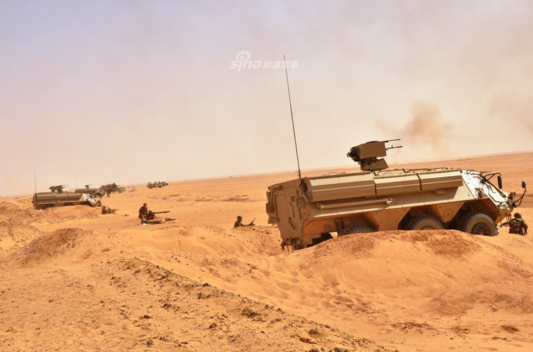 Xe thiết giáp chở quân Fuchs-2 do Algeria và Đức hợp tác nghiên cứu và sản xuất. Năm 2014, Algeria đã ký hợp đồng mua 980 xe thiết giáp loại này từ Đức với trị giá 2,7 tỷ Euro. Nguồn ảnh: Sina.