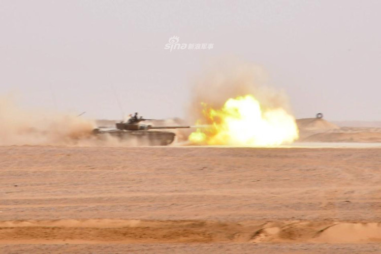 Xe tăng T-90 của Quân đội Algeria khai hỏa trong cuộc tập vào cuối tháng 2. Nguồn ảnh: Sina