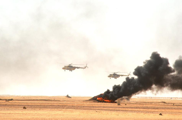 Trực thăng Mi-8/17 của quân đội Algeria tham gia cuộc tập trận với nhiệm vụ vận tải và yểm trợ đường không. Nguồn ảnh: Sina.