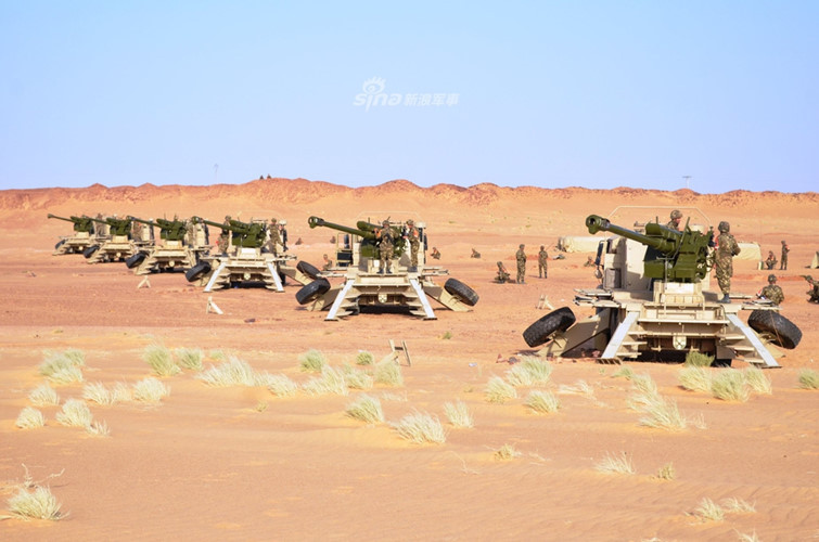 Cuối tháng 2 vừa qua, Quân đội Algeria đã có cuộc tập trận cực khủng mang tên "Sa mạc Sấm sét - 2019". Cuộc tập trận quy tụ nhiều loại khí tài hiện đại, bao gồm cả những loại vũ khí mới do nước này tự phát triển và lần đầu tiên được giới thiệu trước truyền thông. Nguồn ảnh: Sina.