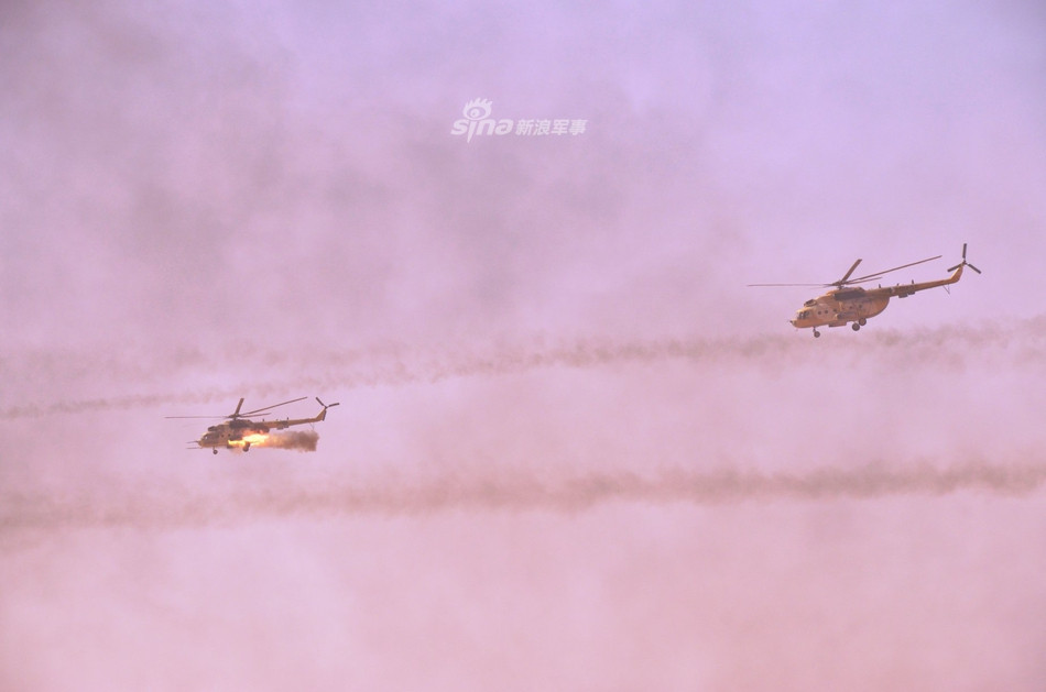 Trực thăng Mi-8/17 của quân đội Algeria phóng rocket tiêu diệt các mục tiêu mặt đất. Nguồn ảnh: Sina.