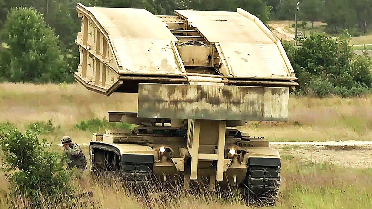 Về cơ bản, đây là loại xe không có khả năng chiến đấu, nhiệm vụ của nó chỉ đơn giản là thiết kế hệ thống cầu để cho xe tăng và các loại phương tiện khác có thể di chuyển qua một cách nhanh chóng. Nguồn ảnh: BI.