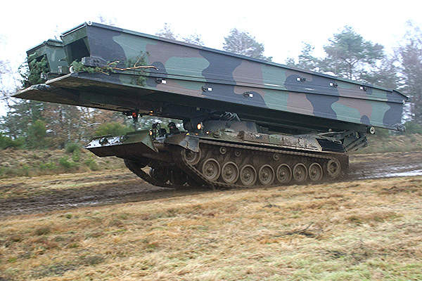 Dù đã ra đời từ Chiến tranh Việt Nam, M60 tới nay vẫn là một trong những loại xe công binh quan trọng bậc nhất của không chỉ lực lương tăng thiết giáp Mỹ mà nó còn được sử dụng ở nhiều lực lượng Lục quân khác trên thế giới. Nguồn ảnh: BI.