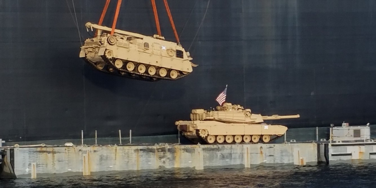 Quân đội Mỹ nổi tiếng với độ "chịu chi" trong những dự án đắt đỏ, tốn kém và đội vốn liên tục qua thời gian. Dự án nâng cấp xe tăng M1 Abrams cùng với xe bắc cầu công binh M60 cũng không nằm ngoài ngoại lệ này. Nguồn ảnh: BI.