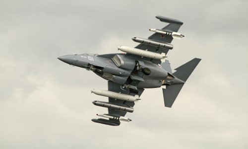 Có giá chỉ 15 triệu USD cho mỗi chiếc, Yak-130 đang có mặt trong lực lượng không quân 6 nước trên thế giới, đáng chú ý trong đó có Không quân Lào. Nguồn ảnh: Aviation.