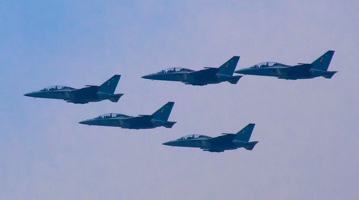 Ngoài vai trò huấn luyện phi công, Yak-130 được đánh giá có thể đáp ứng vai trò chiến đấu như tiêm kích hay cường kích hạng nhẹ. Do đó, nó còn được xem là phù hợp với không quân các nước có ngân sách eo hẹp. Nguồn ảnh: Sputnik.